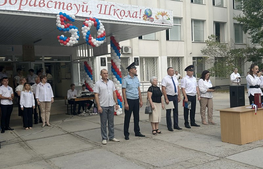 Руководители отдела полиции Евпатории поздравили учащихся кадетских классов органов внутренних дел с новым учебным годом